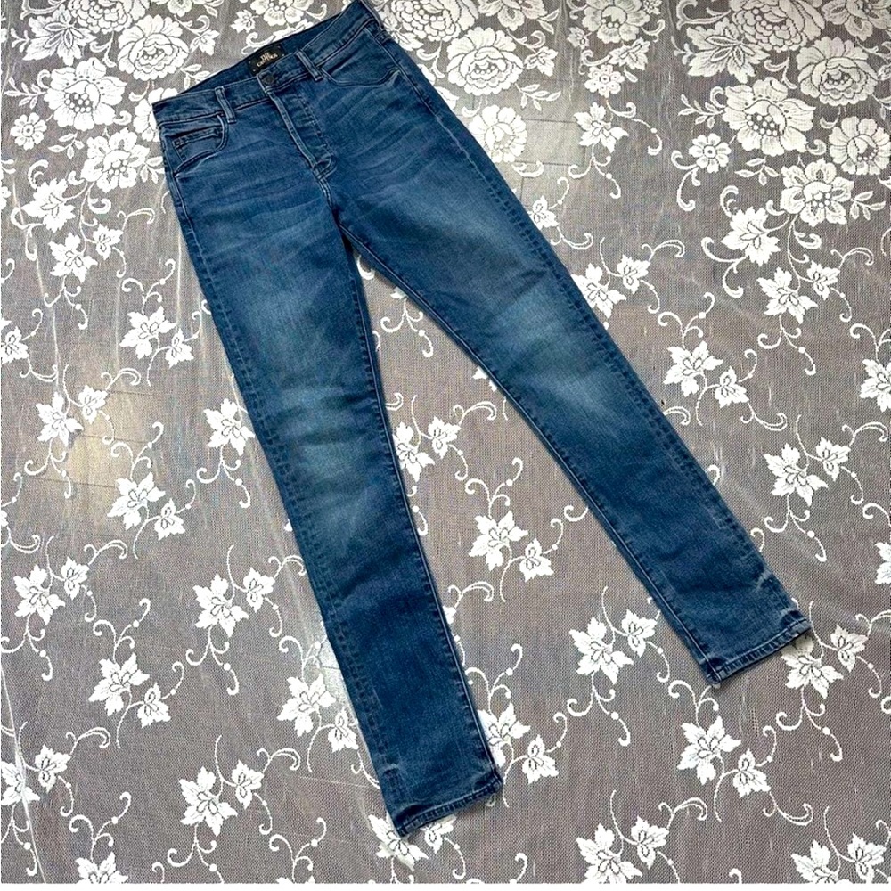 2/$20. Aritzia The Castings Skinny Jeans Sz 26
